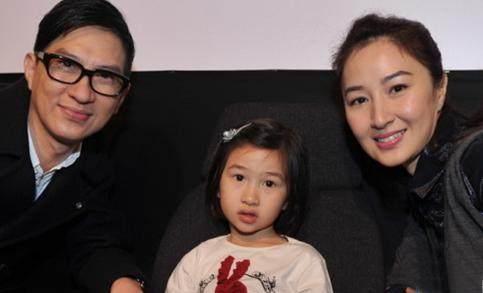 现在张童已经11岁了,脸长开了,身材长高了,十分清秀,从照片中看起来