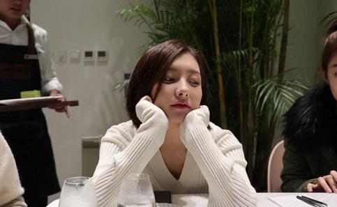 王思聪前女友豆得儿晒美照秀大长腿,网友:确定