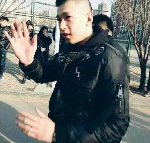 他靠喊麦身价过亿,被称为网红界的帅哥,如今开豪车一周不重复!-新浪汽车