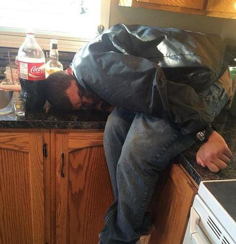 爆笑图片盘点喝醉酒后的奇葩睡姿披萨也能当枕头