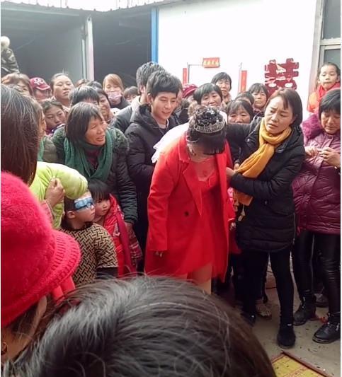 农村婚礼上新娘坚决不给婆婆磕头,只因为没满足她的要求