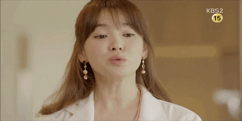 婚前的她还登上韩国版《vogue》11月刊封面,一头波浪卷发尽显新娘自带