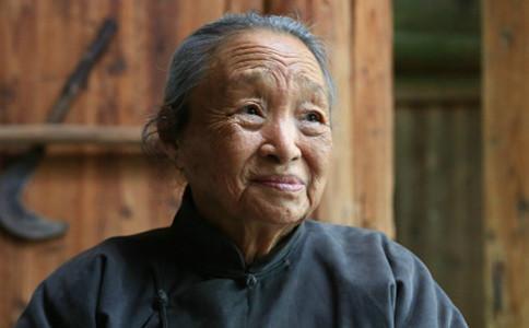 60岁才开始演戏的国家一级演员, 素颜出镜, 去世后有千人相送!