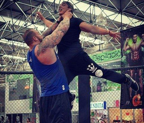 高2米重350斤,世界上最强壮的男人,他女友是什么体验?(同步自