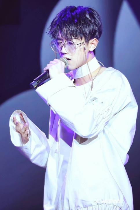 孟子坤一袭白衣浅吟低唱