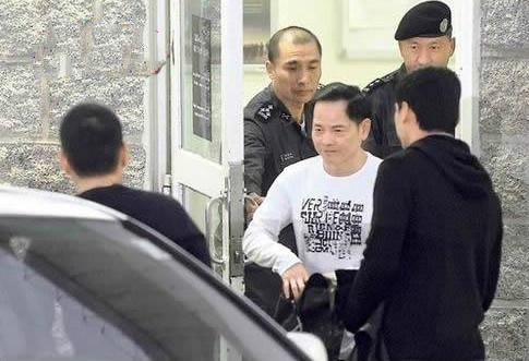 绰号"水房赖",他江湖火并失败逃亡海外,"追杀令"曾如影随形
