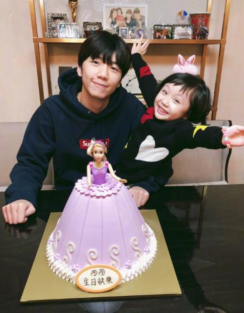 时隔一年,洪欣素颜为女儿庆生!网友:卸了妆就能跟年龄对上了