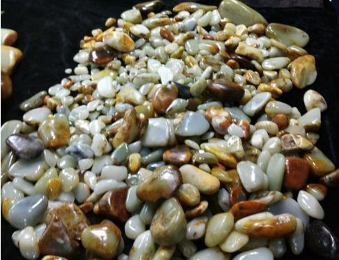 这些卖石头的地方恍如"菜市场",摆着地摊却谈着上百万的生意!