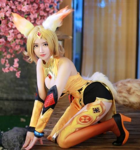 cosplay王者荣耀最美妲己,撩裙动作迷人,大长腿,网友:看醉了