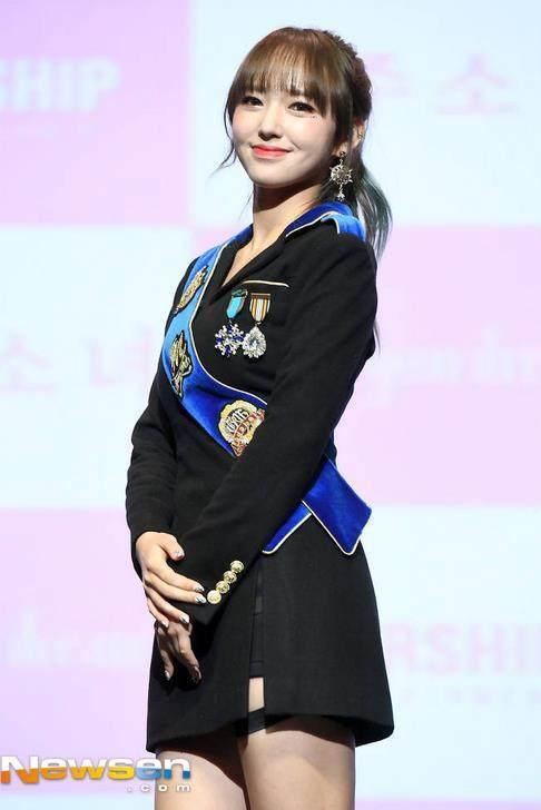 偶像练习生小导师程潇出席发布会芭比娃娃外表获网友盛赞