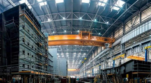 红星造船厂第一期的厂房内部,起重设备准备吊放大型零部件.