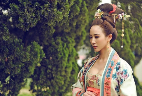 在《武则天传奇》中美女如云啊,并且都是穿的低胸装,来看看谁最美吧!