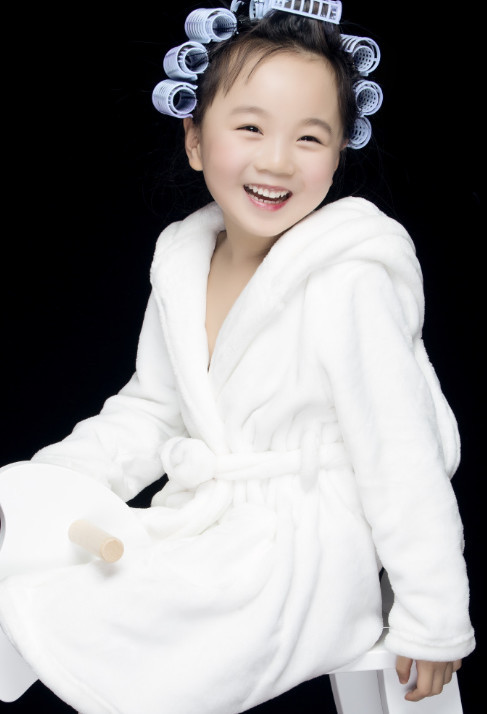 小泡芙上《妈妈是超人》,小山竹不甘落后?一头卷发戴墨镜拍写真