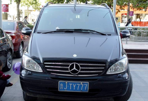 200万拍下的粤f88888车牌,却配了辆东风本田,路人傻眼了