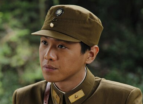 2010年,张若昀参演文章主演的抗日电视剧《雪豹》,饰演爱国青年刘志辉