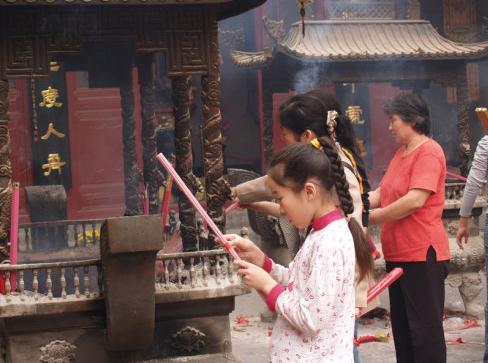 为了祈福到处求佛拜菩萨其实我们身边就有现成的活菩萨要珍惜