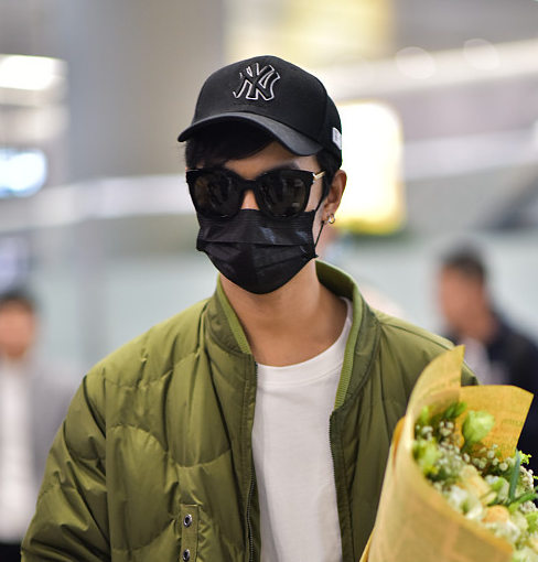 于湉墨镜口罩遮面叫人认不出 手捧鲜花大步走展潮男气息