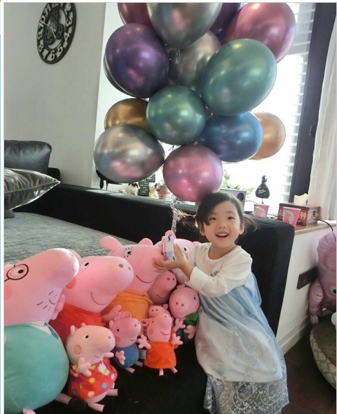 刘畊宏晒出小女儿姗姗庆祝3岁生日的照片小泡芙还贴心照顾婴儿