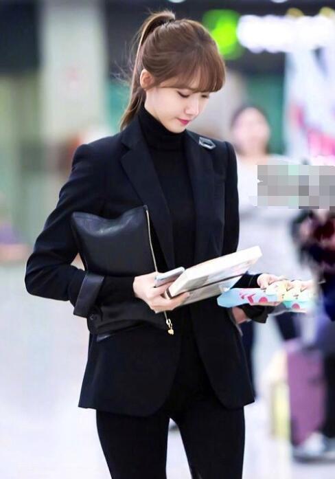 街拍: 女星允儿穿黑色西装去上班, 网友: 这搭配很有女人味