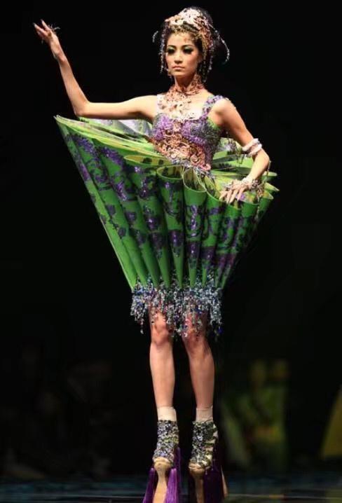 心理测试:4件奇葩礼服,哪件最个性?测你内心是女神还是女汉子