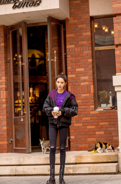 张予曦豁出去了!深v上衣露到腰,网友:穿这样是想让王思聪后悔吗