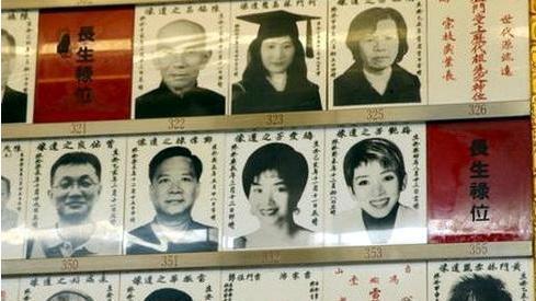 每当有人来此参观,总少不了来梅艳芳灵位处瞻仰……梅艳芳灵位.