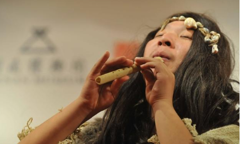 此笛经试奏,证明是一种竖吹骨笛,也是后世竖笛或洞箫类乐器的祖型.