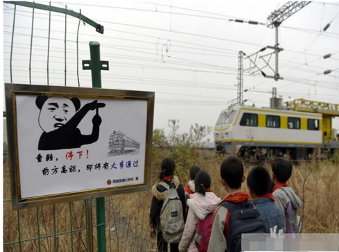 "我倒要看看,谁在铁路上玩耍","给你说了多少遍,不能扔石头砸火车","