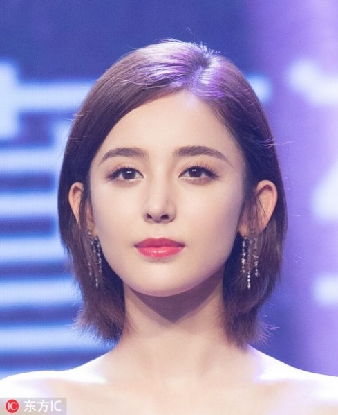 娜扎重回十六岁 换上同款毛绒眉减龄无压力