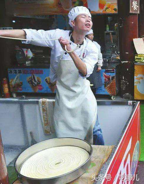 拉面小哥拉抻面太过分了,你妖艳的表情让我怎么吃的下