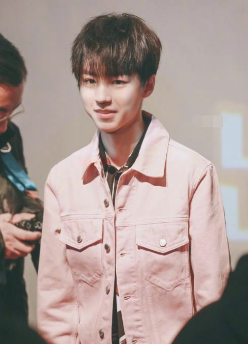 穿粉红色衣服的男星,tfboys杨洋,每一位都很帅
