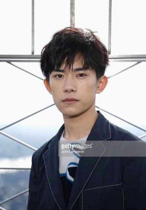 易烊千玺外网无修图 颜值依旧