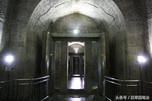 在自己的陵寝尚未投入使用之前,就先后向陵寝地宫的金井中投放了六批