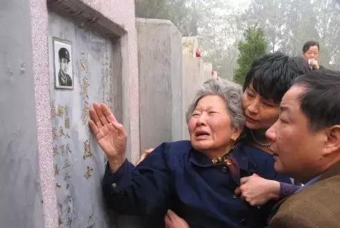 刘贵彦烈士的母亲在麻栗坡烈士陵园