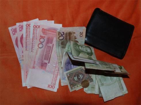 洗衣服忘掏兜,零钱湿了,我晾茶几上,婆婆一句话,老公扇一巴掌