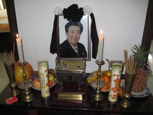 老父亲死后留下唯一遗像,亲女儿嫌弃扔垃圾桶,儿子捡回家暴富