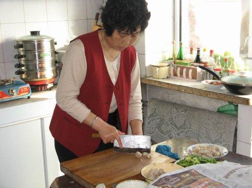 农村婆婆来家里我百般嫌弃,上班前婆婆端给我的东西,我感动落泪