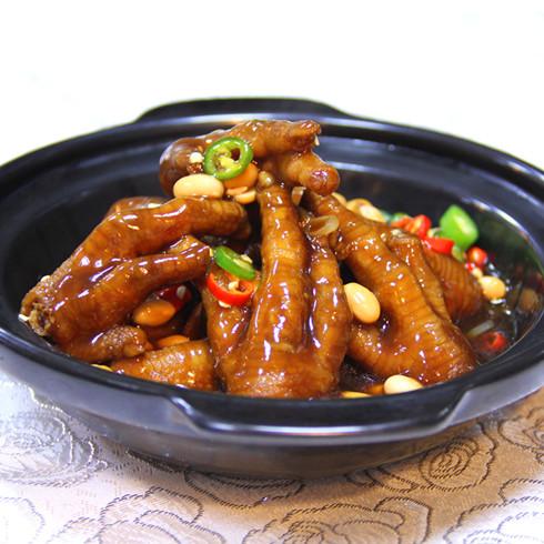 倒上步骤3中调料煮开,酌量加水 鸡爪放在压力锅中,倒上炒好的料,启动