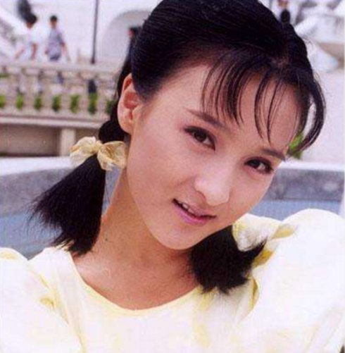 《情深深雨蒙蒙》演陆梦萍走红,嫁富商退隐,生双胞胎40岁仍童颜