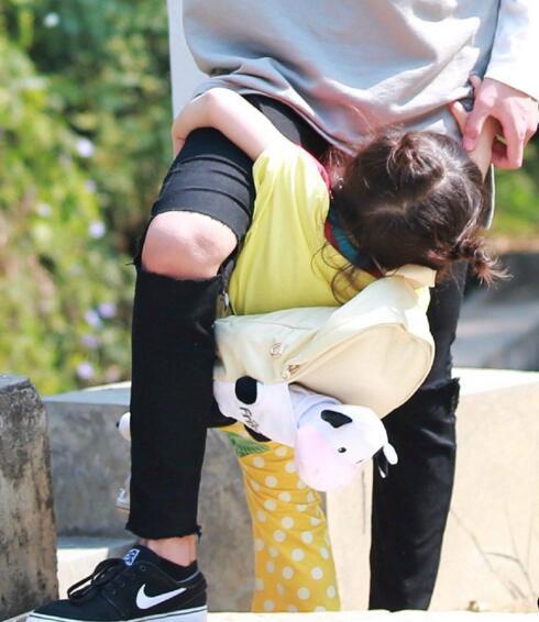 易烊千玺不再仅是宠弟狂魔,一不小心身上挂满了娃!