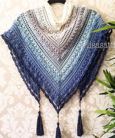 传统的三角披肩,配上时下流行的流苏,绝佳的色彩搭配,给您满满的文艺