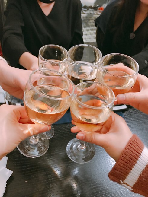 过年请多年未见的发小吃饭,席间她的举动,让我成为全场笑话