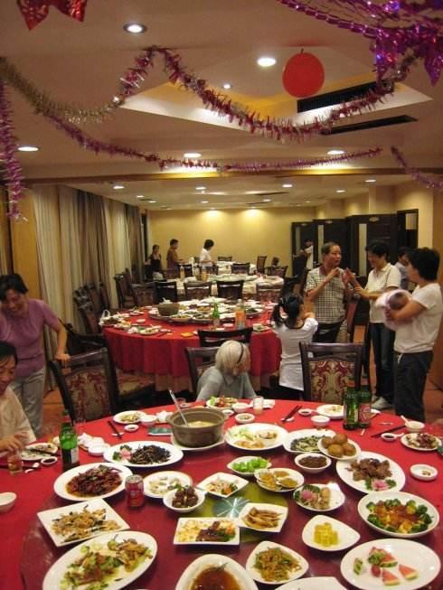 老婆生了一个儿子,全家都挺高兴,说等儿子满月了办个酒席