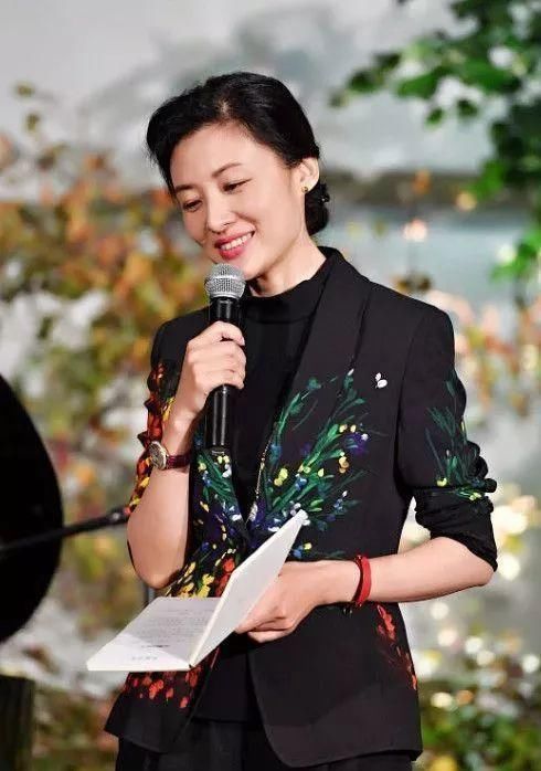 主持人周涛现身机场,网友:真人比电视里漂亮!