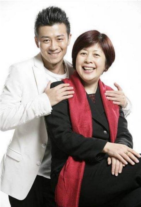 影视公司老板李小婉,干妈是导演李少红,进入演艺圈后他参演了《媳妇的
