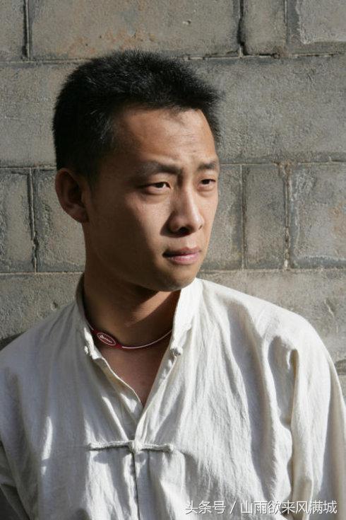 从龙套哥到影帝如今开豪车娶央视女主持人登上人生巅峰