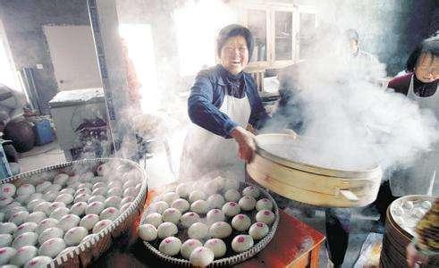 在农村, 父母常说过年就要自己蒸馒头, 这样才会有过年的味道