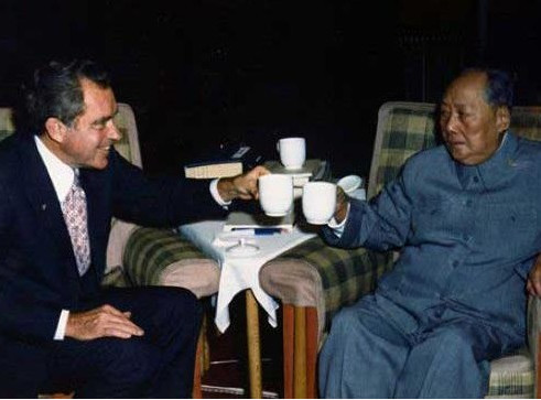 尼克松访华，会议地点毛主席的书房，期间周总理为何多次看表？