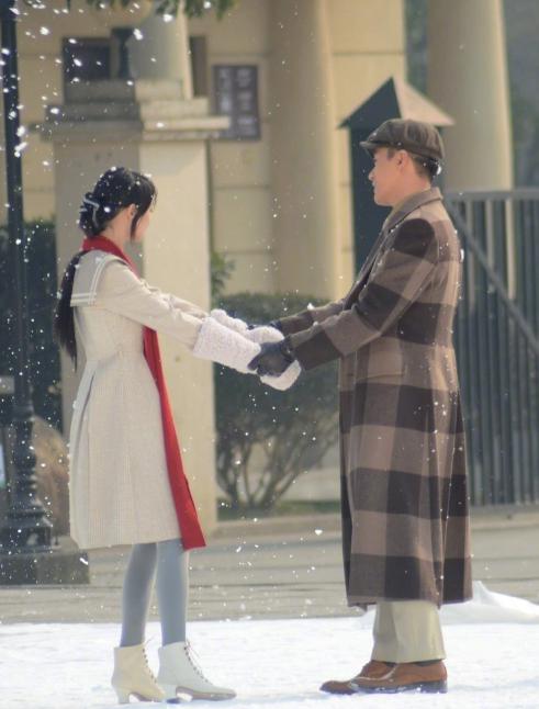 郑爽戴毛绒手套捂脸卖萌,与佟大为雪中漫舞,这是最好的圣诞礼物