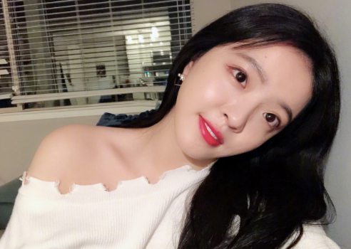 是这样的,王文也晒的前两张自拍都没什么问题,但是一些眼尖的网友看出